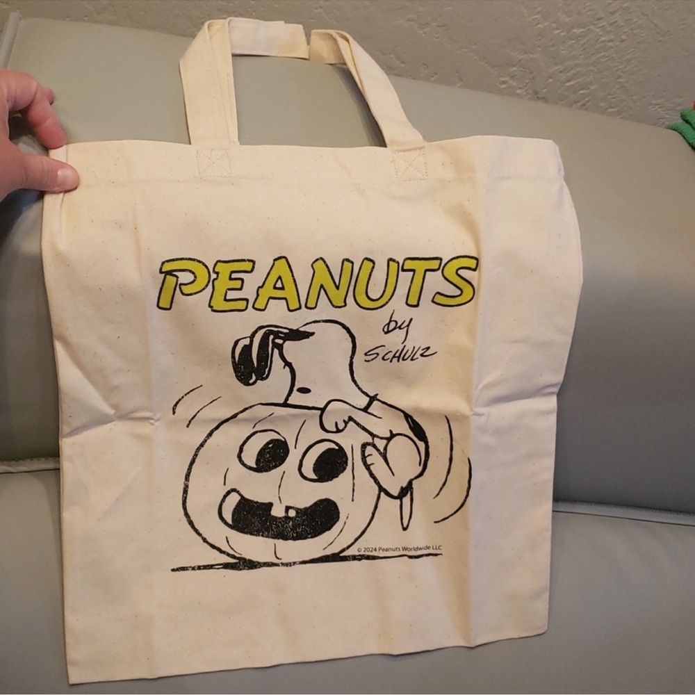 Peanuts Snoopy looking in Pumpkin fabric treat tote bag NWT